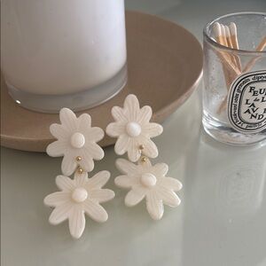 Tuckernuck Pearl White earrings, never worn!!